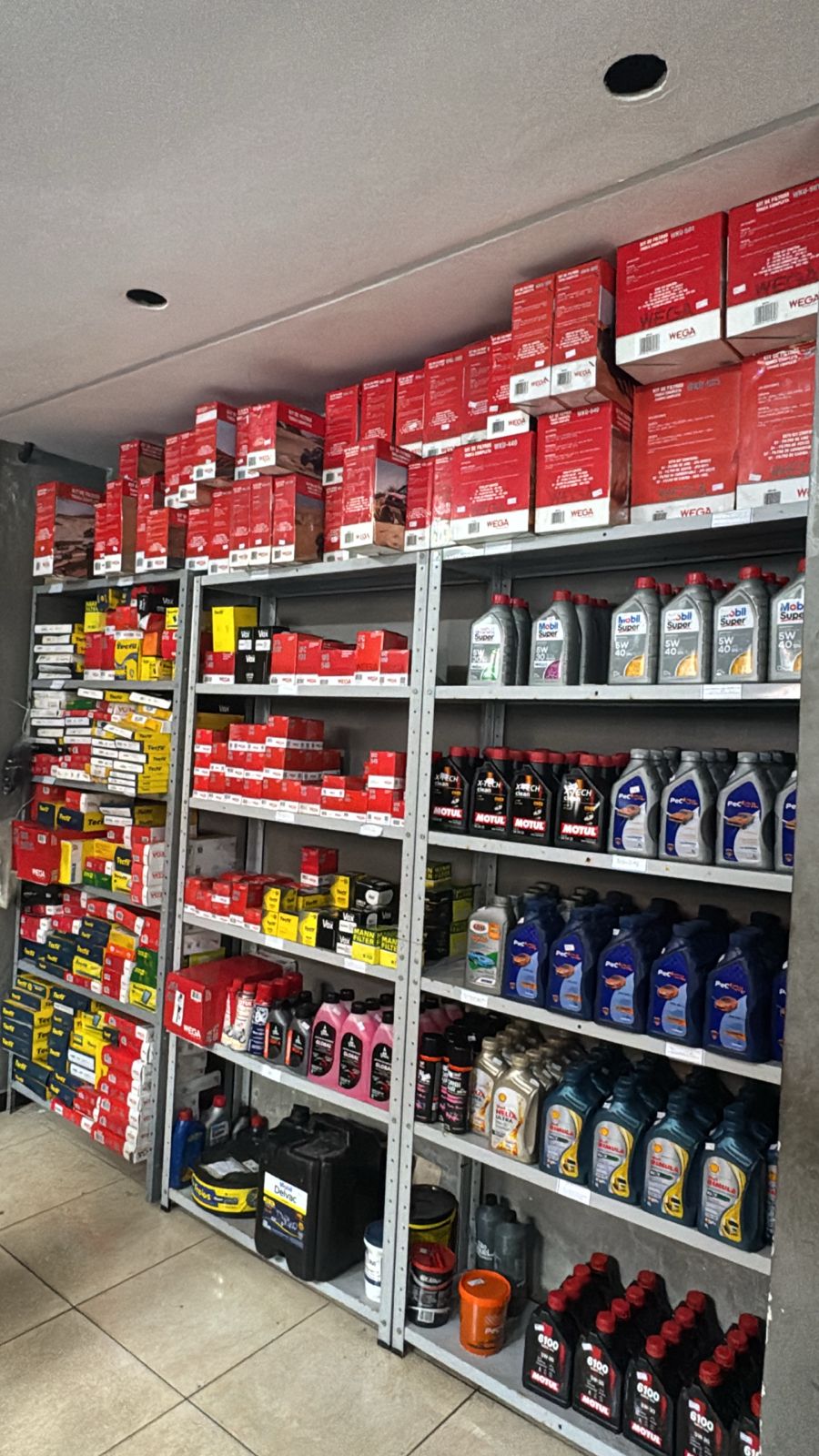 Prateleiras de peças e fluidos automotivos